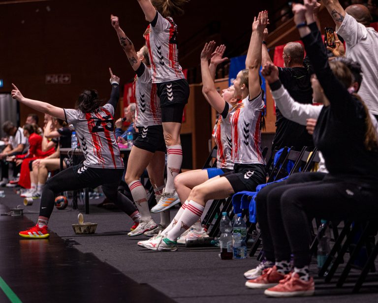 Cracovia vs. UKS Dziewiątką Legnica 32:29 (17:16; 15:13)