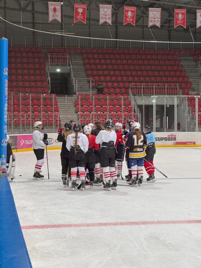 🧊 Powrót na lód – KS Cracovia 1906 Hokej Kobiet rozpoczęła przygotowania do sezonu na lodzie!